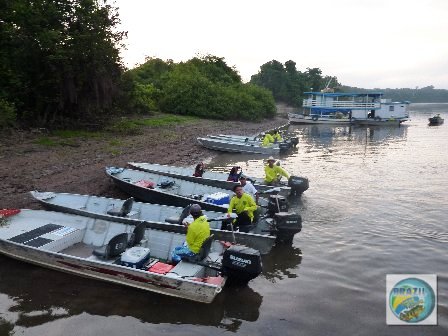 Fotos da cabine de comando e dos equipamentos e pessoal de apoio que acompanham o barco hotel TUMBIRA